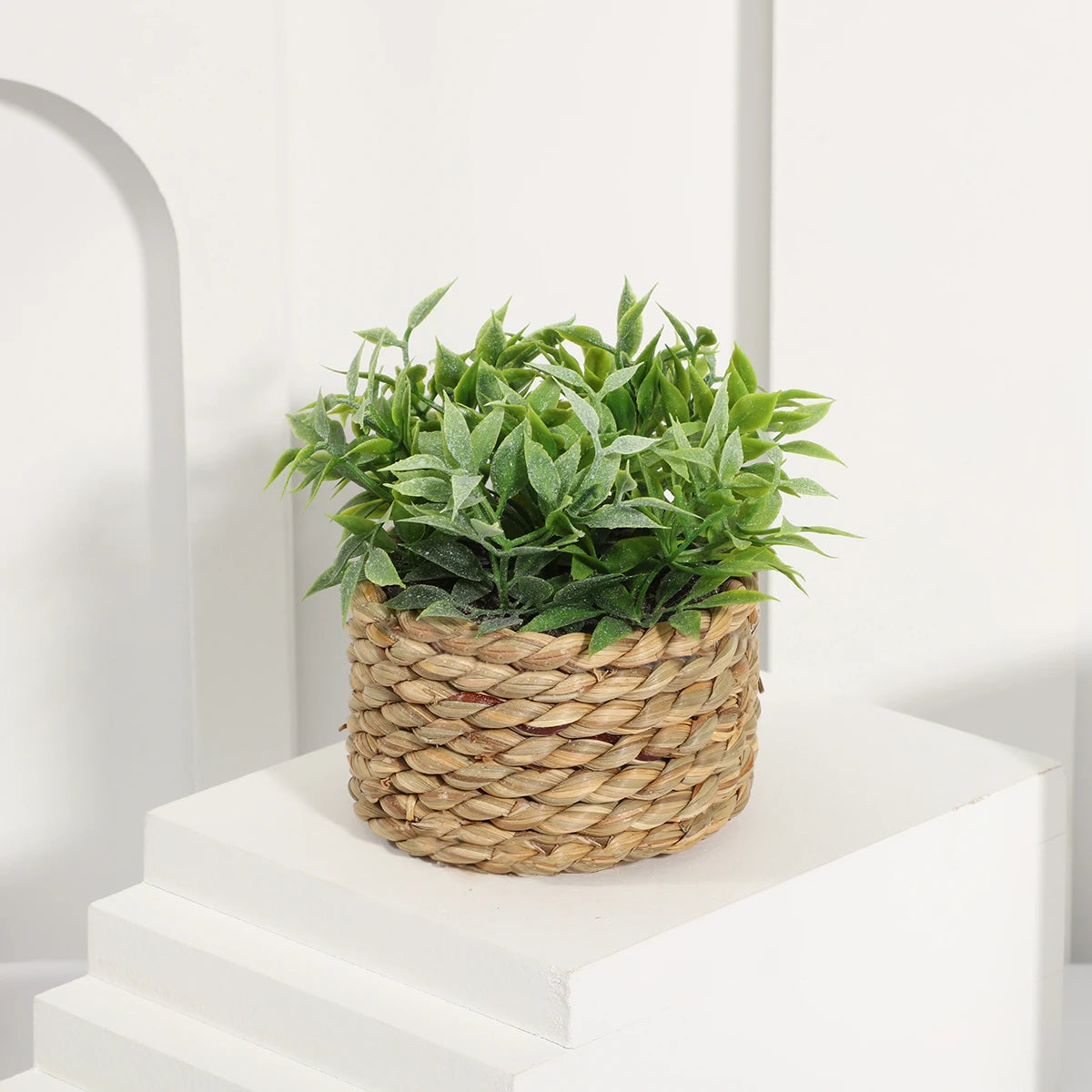 Nido Verde – Planta decorativa de césped artificial en maceta tejida a mano 