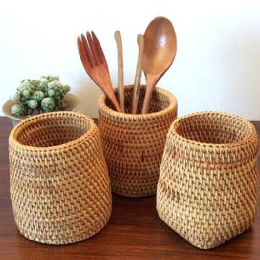 Cesta rústica de ratán para guardar cubiertos y utensilios 
