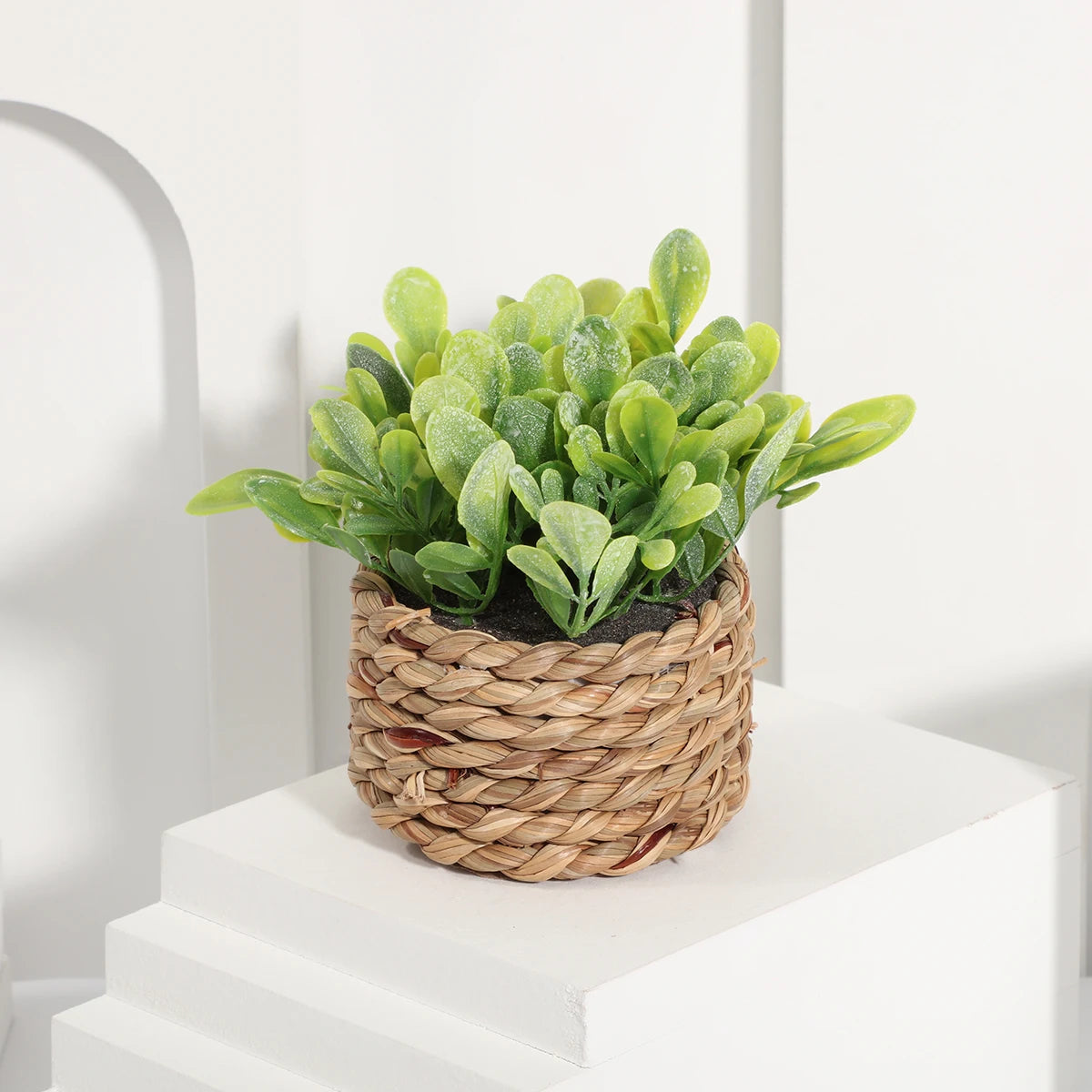 Nido Verde – Planta decorativa de césped artificial en maceta tejida a mano 