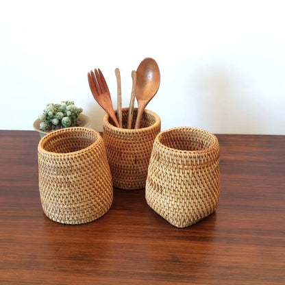 Cesta rústica de ratán para guardar cubiertos y utensilios 